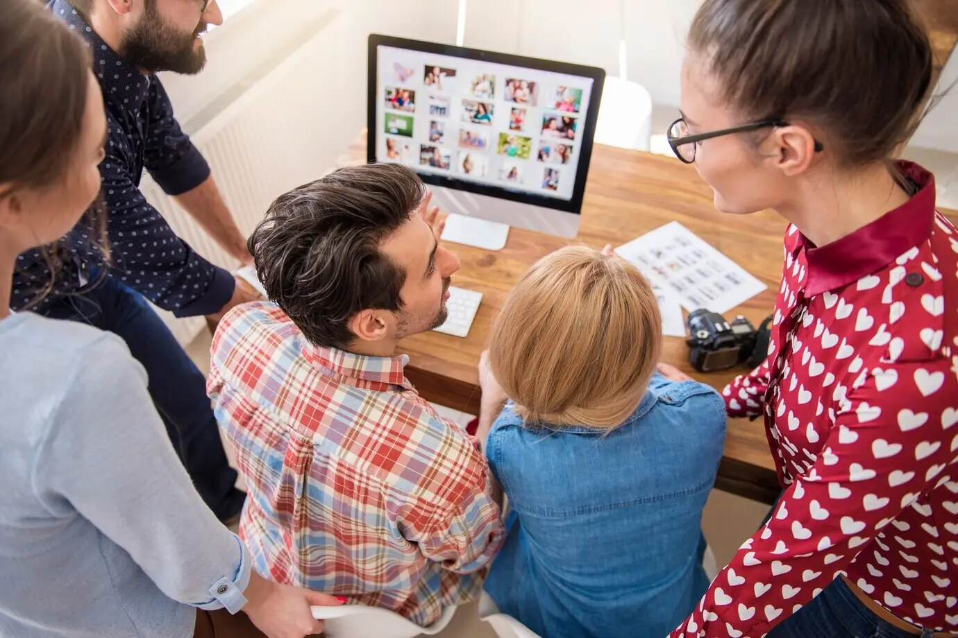 Коллеги, работающие вокруг компьютера.